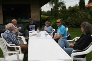 Mans Koenderink (geheel links) ontvangt in zijn tuin clubgenoten.