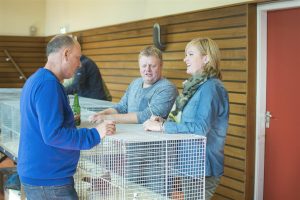 Gezelligheid tussen de kooien met links Johnny Korte en rechts het echtpaar Oldenbroek. Foto: Paul Jansen